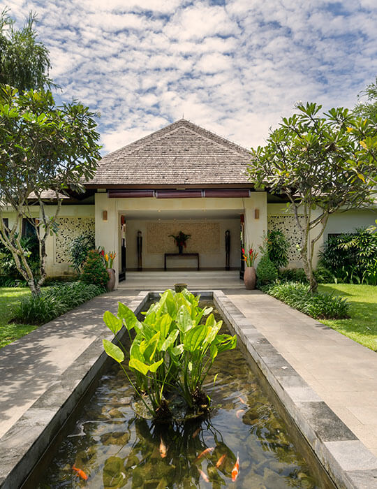 Villa Mandalay - Entrance koi pond