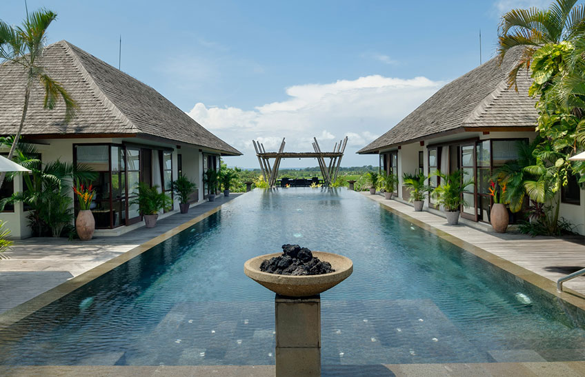 Villa Mandalay - Sunloungers by the pool